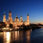 Basílica del Pilar junto al río Ebro (Zaragoza)