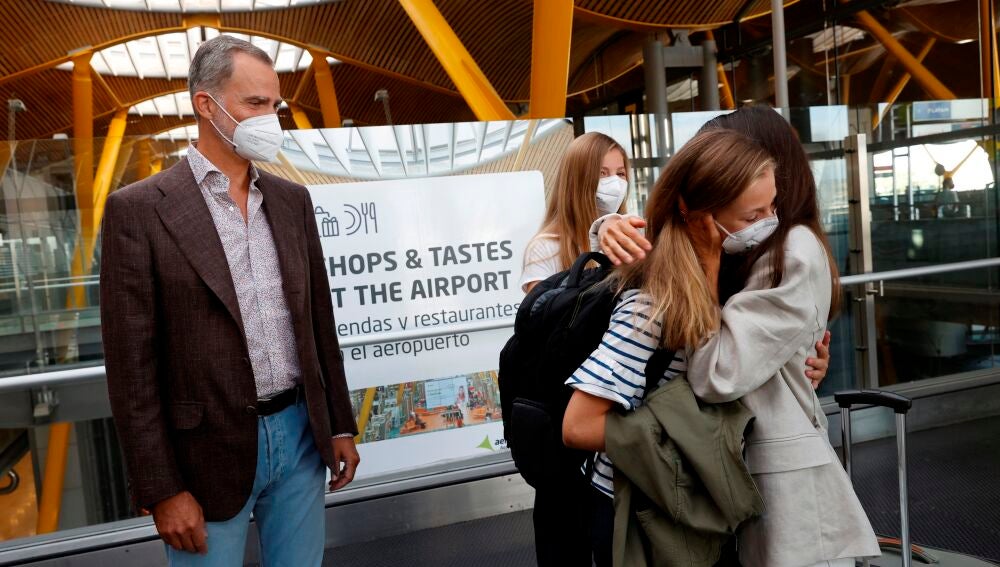 La princesa Leonor de Borbón, junto a sus padres los Reyes Felipe y Letizia y su hermana la infanta Sofía, momentos antes de emprender viaje a Gales (Reino Unido. EFE/Francisco Gómez/Casa Real - SOLO USO EDITORIAL/SOLO DISPONIBLE PARA ILUSTRAR LA NOTICIA QUE ACOMPAÑA (CRÉDITO OBLIGATORIO) -