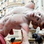 Un artista fallero da los últimos retoques a un ninot de una de las fallas que será quemada el próximo 5 de septiembre
