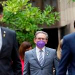 El conseller de Economía, Jaume Giró, precedido por el president de la Generalitat de Catalunya Pere Aragonès y el vicepresidente Jordi Puigneró
