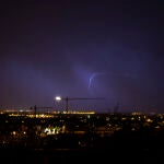 Imagen de un rayo cayendo durante la tormenta de esta madrugada en Madrid.