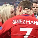 Erika Choperena con Antoine Griezmann.