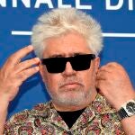 Pedro Almodovar posa en el photocall hoy en el Festival de Venecia