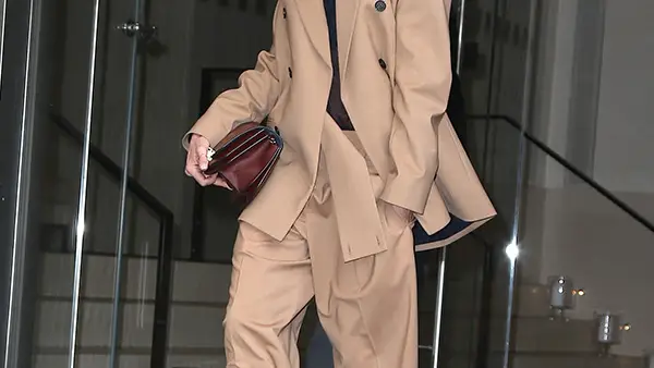 Victoria Beckham con pantalón sastre.