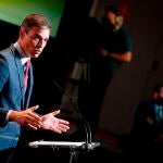 MADRID, 01/09/2021.- El presidente del Gobierno, Pedro Sánchez, durante la presentación este miércoles en un acto con buena parte de su gabinete, y al que están invitados empresarios y sindicatos, los planes del Ejecutivo para lograr una recuperación "justa" en la que el crecimiento se traduzca en "cohesión social" y "solidaridad". EFE/Javier Lizón