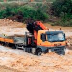 Cinco dotaciones del Consorcio de Bomberos de Castellón trabajan este mediodía en el rescate de varias personas atrapadas en la N-238 a la altura de Vinaròs