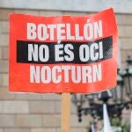 Miembros de la plataforma Som Oci Nocturn (Somos Ocio Nocturno), en la plaza Sant Jaume de Barcelona. EFE/Quique García