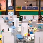 El presidente del Gobierno, Pedro Sánchez (3i, arriba), en su visita este jueves al centro de vacunación de Guadalajara donde, hace nueve meses, se inoculó la primera dosis contra la covid a Araceli