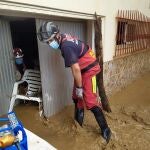Un efectivo del CEIS durante los trabajos de achique de agua en una vivienda de Águilas