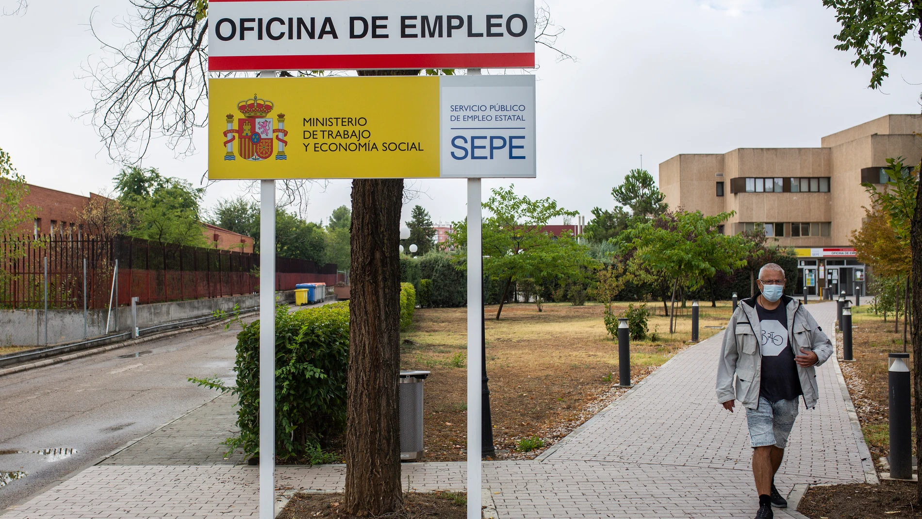 Un hombre en las inmediaciones de una oficina del SEPE, en Madrid (España)