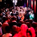 Clientes esperan a la puerta de una discoteca en Copenhague