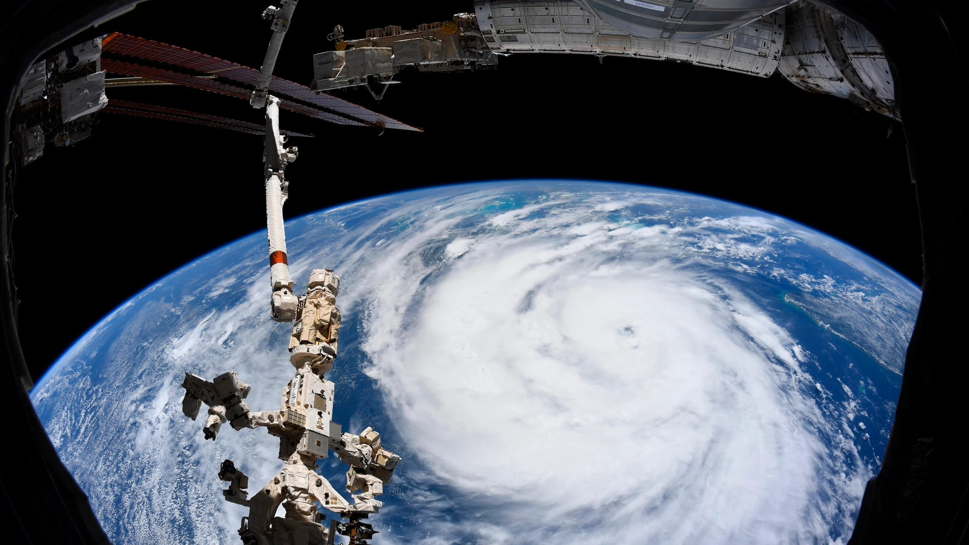 Fotografía tomada el 29 de agosto de 2021 por la NASA desde la Estación Espacial Internacional, donde se aprecia el ojo del huracán Ida de categoría 5 en Estados Unidos
