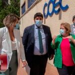 El presidente de la Comunidad de Murcia Fernando López Miras (c), se reúne con la alcaldesa de Cartagena, Noelia Arroyo (i), y la presidenta de la Confederación de Organizaciones Empresariales de Cartagena (COEC) Ana Correa (2d), entre otros empresarios, este viernes, en la sede de la organización en Cartagena