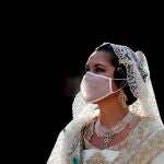 Una fallera desfila durante la Ofrenda a la Virgen de 2021