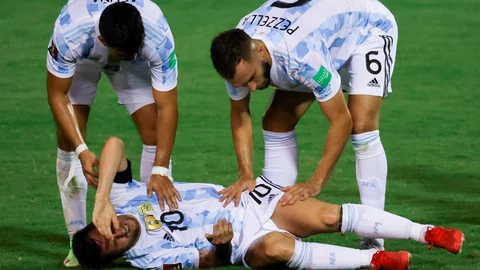 Leo Messi, en el suelo después de la dura entrada del venezolano Adrián Martínez.