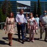 El secretario general de Vox, Javier Ortega Smith (2i), acompañado de dirigentes regionales y provinciales de su partido visitan la Feria de la Caza y la Pesca que tiene lugar en recinto ferial de IFEZA en Zamora. EFE/Mariam A. Montesinos