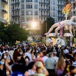 La plaza del Ayuntamiento llena de visitantes que se han acercado a disfrutar del ambiente fallero