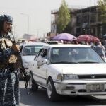 Un soldado talibán hace guardia en Kabul