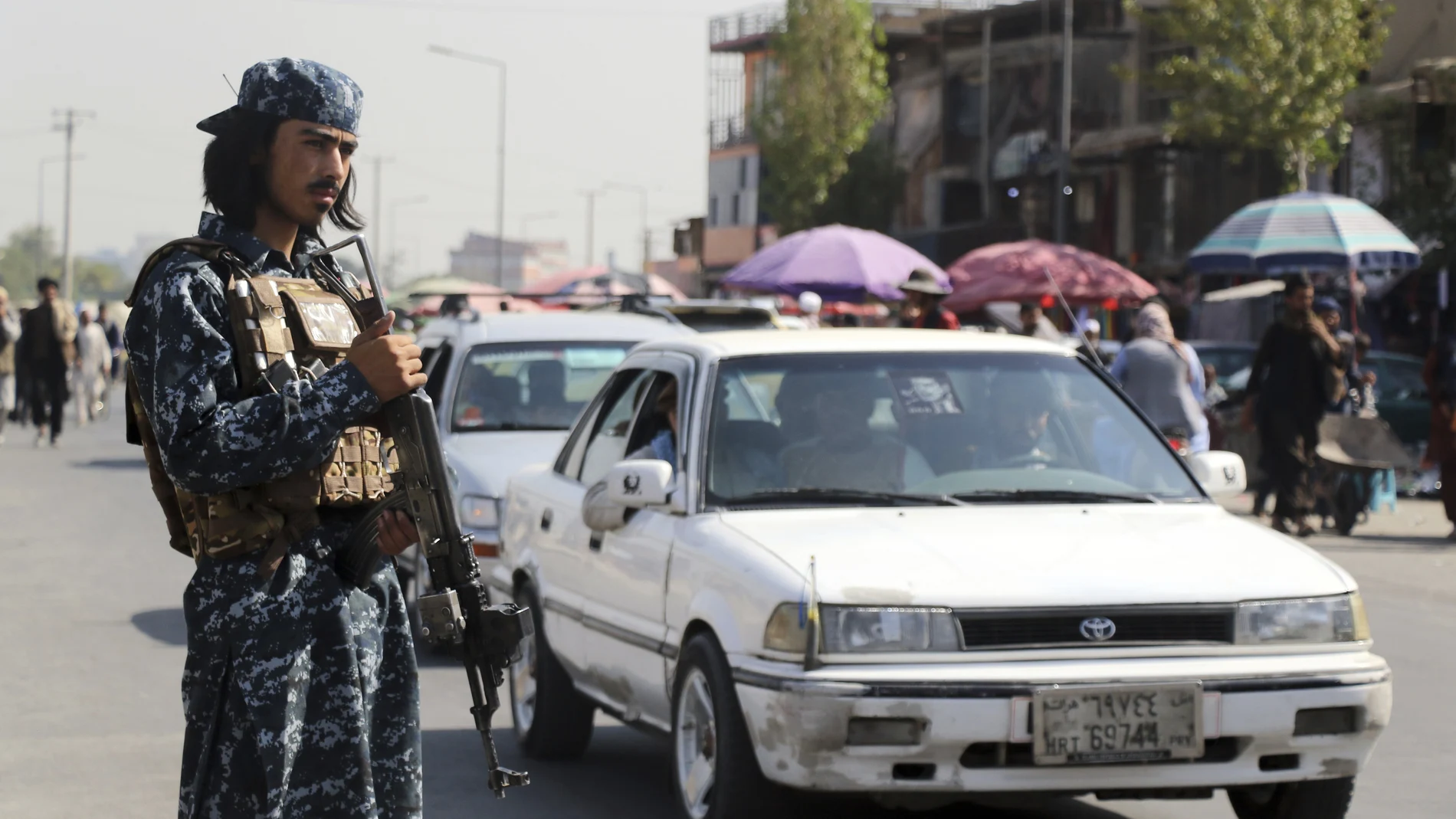 Un soldado talibán hace guardia en Kabul