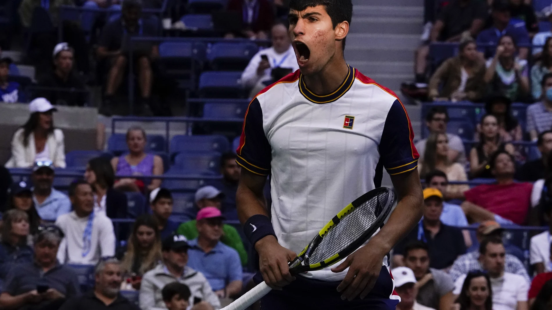 Carlos Alcaraz celebra un punto en su victoria ante Tsitsipas en el Abierto de Estados Unidos