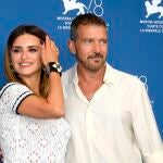 Penélope Cruz y Antonio Banderas, posando ante los medios en el Festival de Venecia