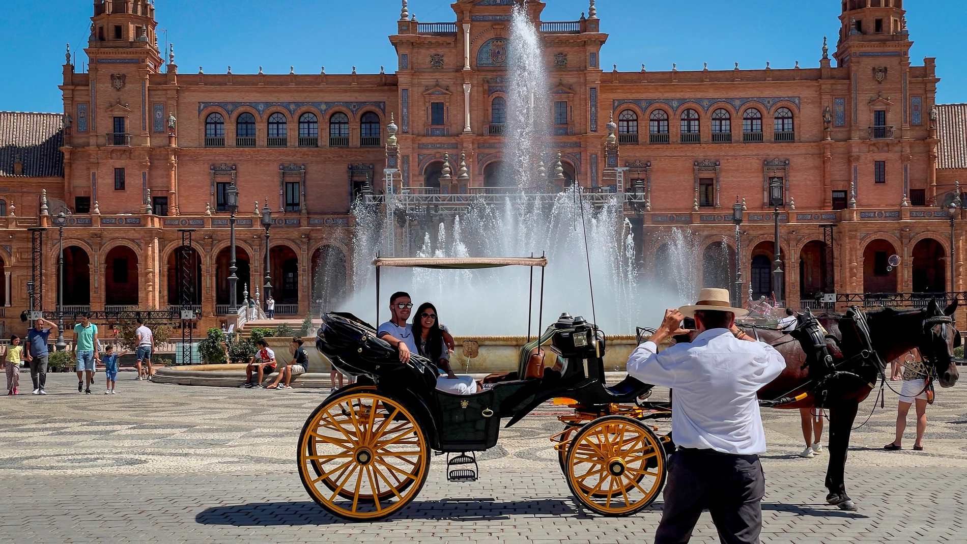 Turistas en la Plaza de España de Sevilla el pasado septiembre. EFE/José Manuel Vidal