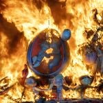Los monumentos falleros han comenzado a arder a las ocho de la tarde