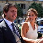 Carlos Cortina y Carla Vega-Penichet el día de su boda
