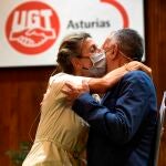 La vicepresidenta del Gobierno y ministra de Trabajo, Yolanda Díaz (i), saluda al secretario General de UGT, Pepe Álvarez, antes de su conferencia en la apertura de la Escuela de Verano de UGT, ayer, en Oviedo