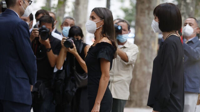 La Reina Letizia deslumbra en su vuelta al trabajo.