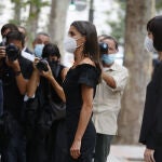 La Reina Letizia deslumbra en su vuelta al trabajo.