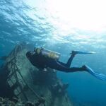 Imagen de archivo de un profesional practicando el submarinismo
