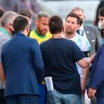Neymar (c-i) de Brasil y Lionel Messi (c-d) de Argentina hablan con funcionarios de salud brasileños