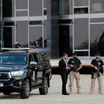 Miembros de seguridad vigilan la entrada principal de la Corte Suprema durante una jornada de manifestaciones hoy, en Brasilia (Brasil).