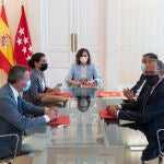 La portavoz de Vox en la Asamblea, Rocío Monasterio (2i); la presidenta de la Comunidad de Madrid, Isabel Díaz Ayuso (3d); el consejero de Presidencia, Justicia e Interior de la Comunidad de Madrid, Enrique López (2d), y el consejero de Educación, Ciencia y Universidades de la Comunidad de Madrid, Enrique Ossorio (1d)