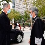 El rey Felipe VI con el presidente del Tribunal Supremo y del Consejo General del Poder Judicial, Carlos Lesmes antes del acto de apertura del Año Judicial este año