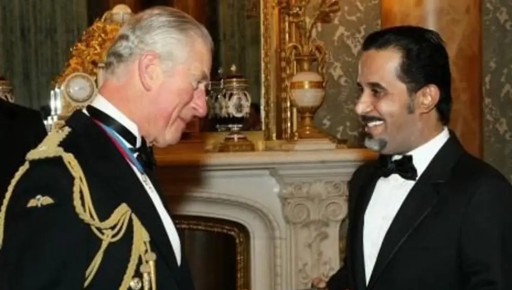 Mahfouz recibe su condecoración de manos del príncipe Carlos en una ceremonia privada, en 2016.