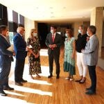 El presidente de Castilla y Le&oacute;n, Alfonso Fern&aacute;ndez Ma&ntilde;ueco; y la consejera Isabel Blanco, con los representantes del Tercer Sector, al t&eacute;rmino del pleno y tras aprobra la Ley