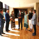 El presidente de Castilla y León, Alfonso Fernández Mañueco; y la consejera Isabel Blanco, con los representantes del Tercer Sector, al término del pleno y tras aprobra la Ley