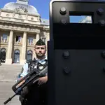 Un policía vigila a las puertas del Palacio de Justicia de París, donde se celebra el juicio por los atentados yihadistas de 2015