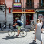 Varias personas pasean por una de las calles del barrio de Malasaña, cerca de donde supuestamente se habría producido la agresión que, finalmente, no ocurrió