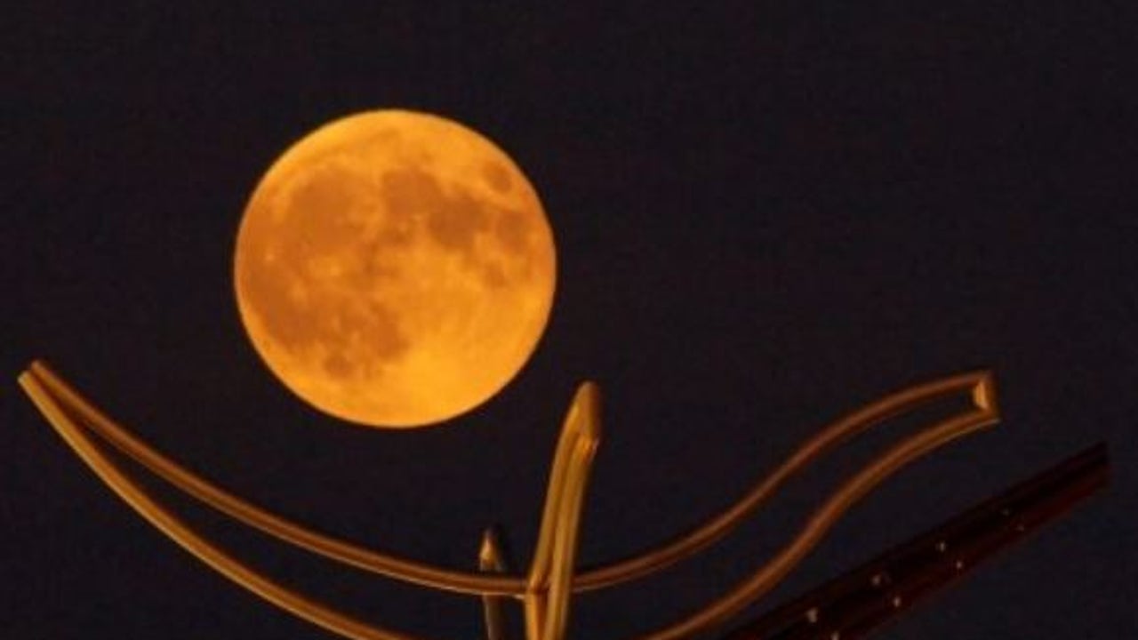 La 'Luna de Maíz' llena sale esta semana, trayendo un eclipse lunar de 'luna de sangre' a la mayor parte del mundo