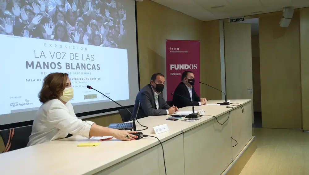 El presidente de la Diputación de Zamora, Francisco Requejo; el director general de Fundos, José María Viejo, y la gerente de la Fundación "Miguel Angel Blanco", Cristina Cuesta, presentan la exposición