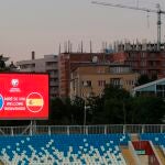 El videomarcador del Estadio Fadil Vokrri muestra las banderas de Kosovo y España