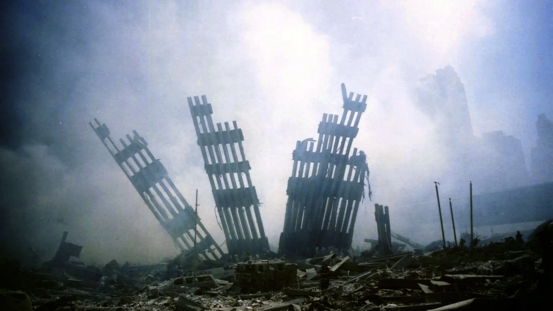Los restos del World Trade Center en mitad de los escombros en Nueva York