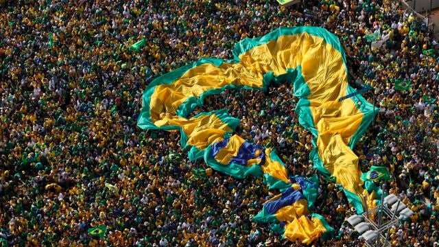 -FOTODELDÍA- AME2856. SAO PAULO (BRASIL), 07/09/2021.- Simpatizantes del presidente brasileño, Jair Bolsonaro, se manifiestan hoy en la avenida Paulista, en Sao Paulo (Brasil). El presidente de Brasil, Jair Bolsonaro, encabezó este martes, cuando se celebra el Día de la Independencia, una multitudinaria manifestación convocada en defensa de la "libertad" pero que en la que sobresalieron demandas con tintes antidemocráticos. Durante su discurso ante miles de personas en Brasilia, Bolsonaro volvió a amenazar al Tribunal Supremo, que ha abierto una investigación contra el mandatario sobre difusión de noticias falsas y amenazas a la democracia que ya ha llevado a la cárcel a numerosos activistas de ultraderecha. EFE/ Fernando Bizerra
