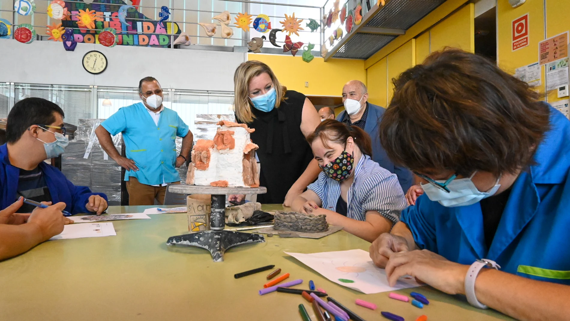 La consejera de Familia e Igualdad, Isabel Blanco, visita la sede de Asprosub Fundación Personas en la localidad zamorana de Morales del Vino