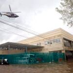 Elementos del cuerpo de bomberos y del Ejército Mexicano ayudan a pacientes de un hopsital del Instituto Mexicano del Seguro Social (IMSS) a trasladarse tras verse afectados por una intensa lluvia en la ciudad de Tula, estado de Hidalgo (México)