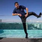 El escritor Jake Adelstein, ayer, no dudó en lanzarse a la piscina del H10 Puerta de Alcalá