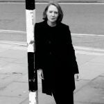 Paula Hawkins, célebre en todo el mundo por "La chica del tren", vuelve a las librerías con "A fuego lento" (Planeta)